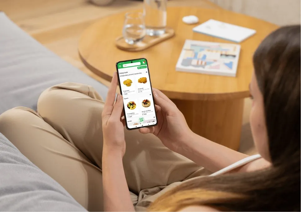 Een klant bestelt voeding via de Para Ti-app